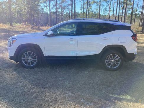 Used 2024 GMC Terrain SLT image 2