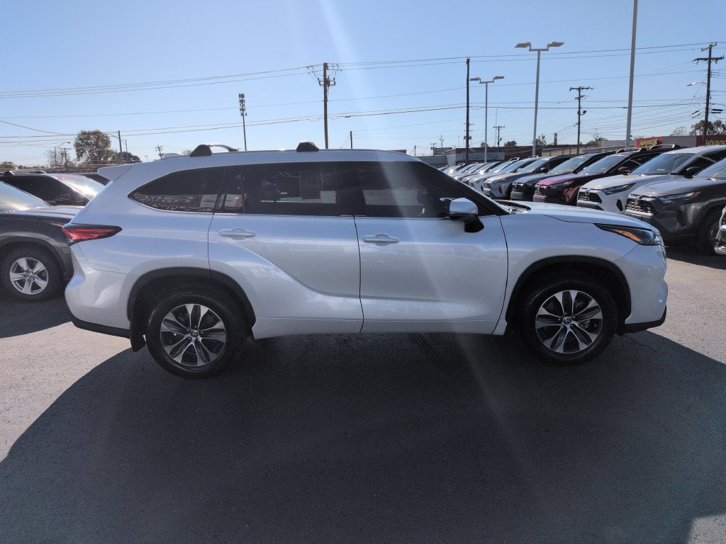Used 2022 Toyota Highlander XLE AWD/4WD image 6
