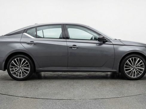 Used 2025 Nissan Altima 2.5 SV image 11