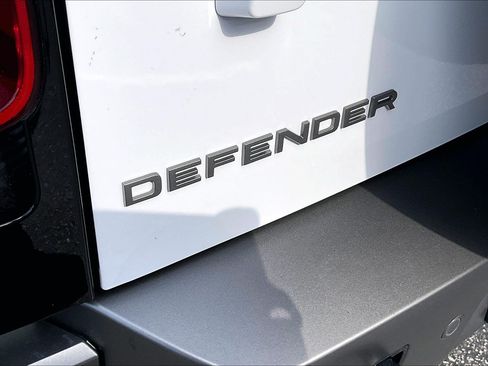 Used 2025 Land Rover Defender 90 X-Dynamic SE AWD/4WD image 32