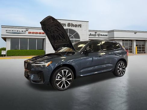 Used 2025 Volvo XC60 B5 Plus image 16