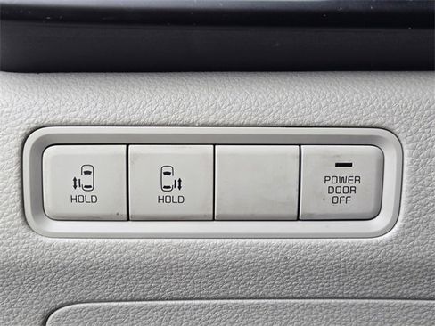 Used 2023 Kia Carnival LX image 20