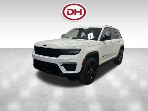 Used 2024 Jeep Grand Cherokee Limited w/ Black Appearance Package AWD/4WD image 7