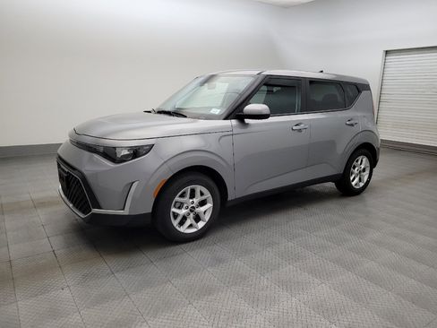 Used 2025 Kia Soul LX FWD image 2
