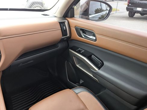 Used 2024 Nissan Pathfinder Platinum image 16