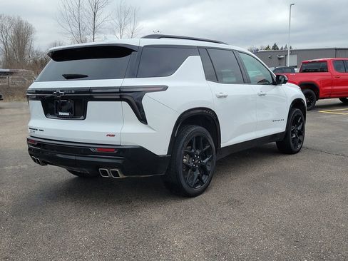 Used 2024 Chevrolet Traverse RS image 3
