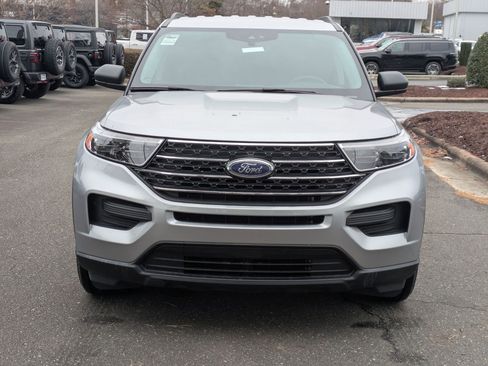 Used 2021 Ford Explorer XLT image 2