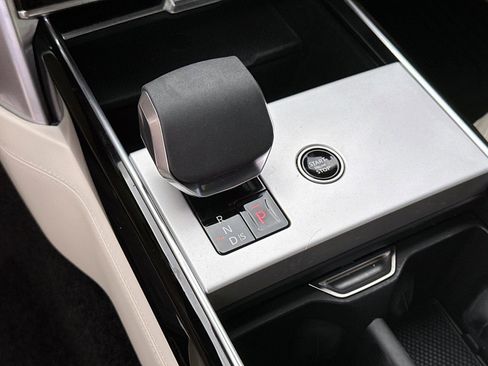 Used 2025 Land Rover Range Rover Long Wheelbase Autobiography image 20