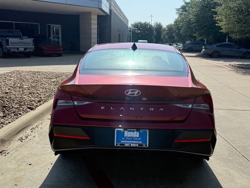 Used 2025 Hyundai Elantra SEL FWD image 4