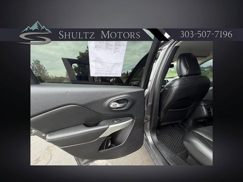 Used 2018 Jeep Cherokee Latitude Plus w/ Cold Weather Group AWD/4WD image 19