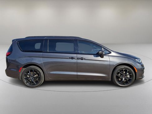 Used 2022 Chrysler Pacifica Touring-L w/ S Appearance Package image 12