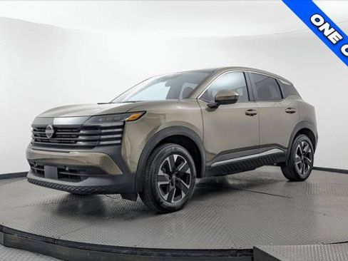 Used 2025 Nissan Kicks SV AWD/4WD image 2