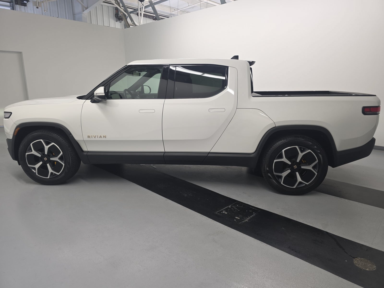 Used 2022 Rivian R1T Adventure AWD/4WD image 2