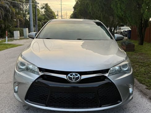 Used 2015 Toyota Camry SE w/ Moonroof Package FWD image 3