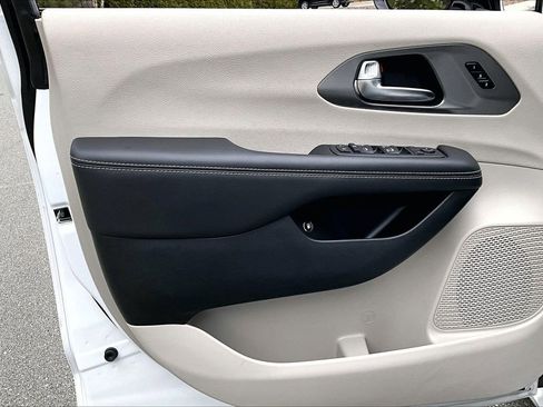 Certified 2024 Chrysler Pacifica Select image 27