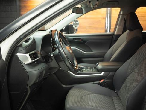 Used 2021 Toyota Highlander LE AWD/4WD image 9