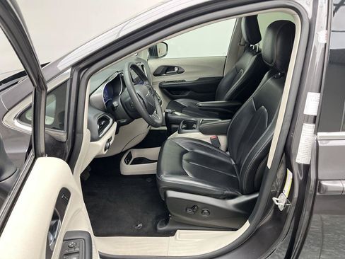 Used 2023 Chrysler Pacifica Touring-L FWD image 3