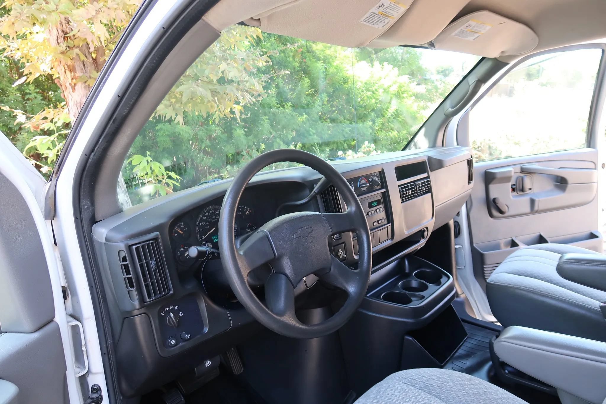 Used 2004 Chevrolet Express 3500 w/ Chrome Appearance Package RWD image 25