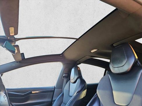 Used 2018 Tesla Model X 75D image 16