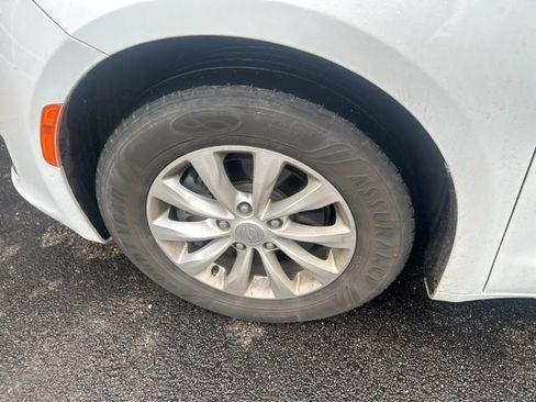 Used 2018 Chrysler Pacifica Touring-L image 14