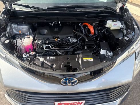 Used 2025 Toyota Sienna Limited image 22