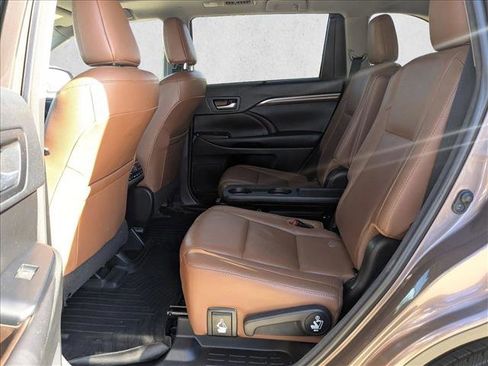 Used 2018 Toyota Highlander Limited Platinum image 19