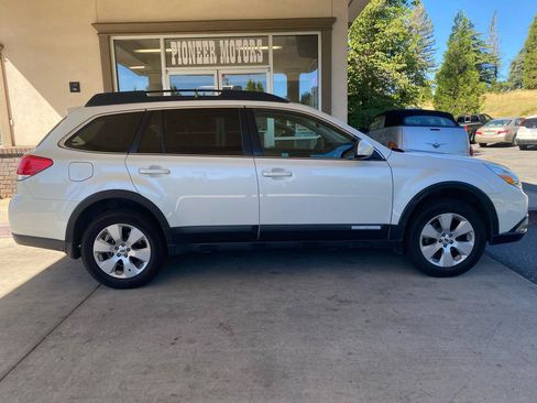 Used 2011 Subaru Outback 2.5i Limited AWD/4WD image 4