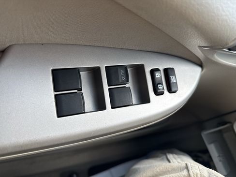Used 2013 Toyota Corolla LE FWD image 11