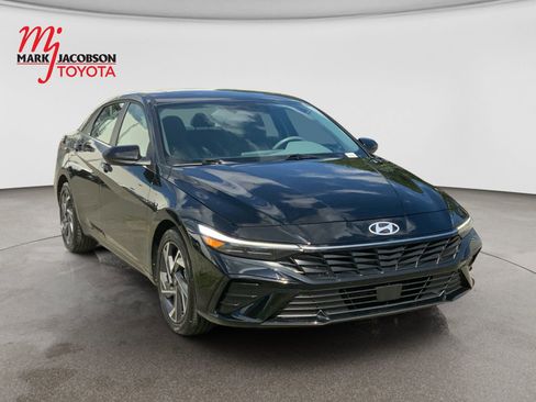 Used 2025 Hyundai Elantra SEL FWD image 3