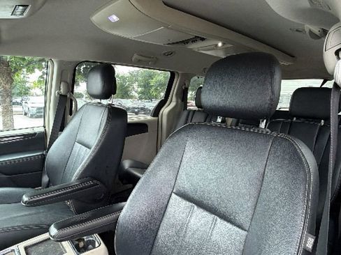 Used 2014 Chrysler Town & Country Touring-L w/ Driver Convenience Group FWD image 13