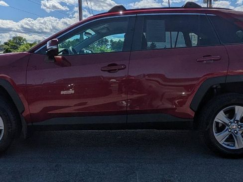 Used 2022 Toyota RAV4 XLE w/ Carpet Mat Package (TMS) AWD/4WD image 7