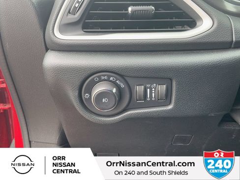 Used 2025 Chrysler Pacifica Select FWD image 19