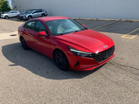 Certified 2021 Hyundai Elantra SEL w/ Convenience Package FWD image 3