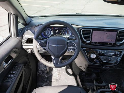 Used 2025 Chrysler Pacifica Select FWD image 2