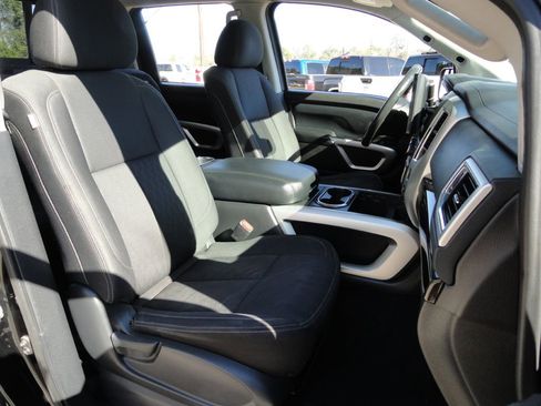 Used 2017 Nissan Titan SV image 10