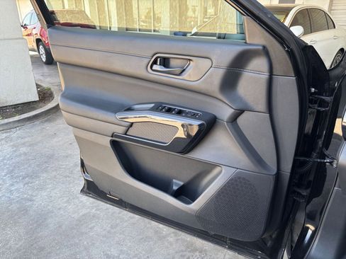 Used 2025 Nissan Pathfinder SV AWD/4WD image 18