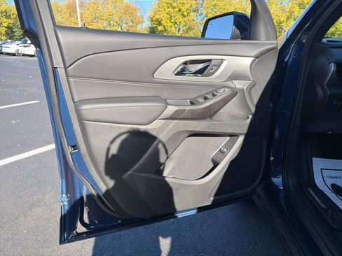 Used 2023 Chevrolet Traverse LT image 18