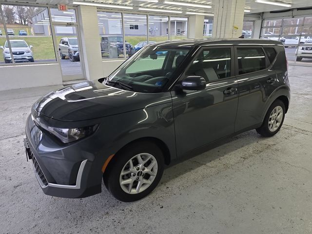 Used 2025 Kia Soul LX FWD image 2