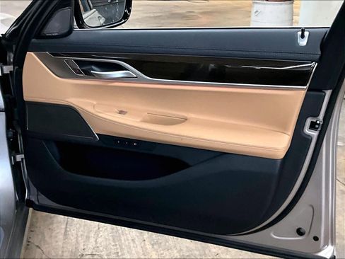 Used 2022 BMW 740i w/ Premium Package image 25