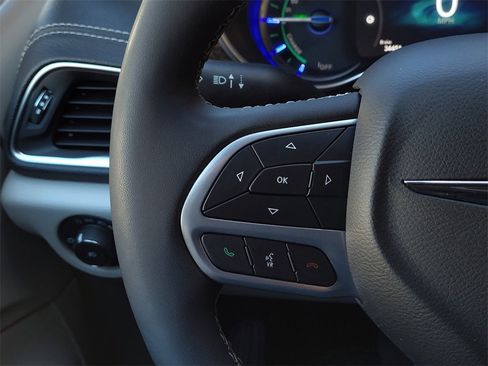 Used 2022 Chrysler Pacifica Limited image 25