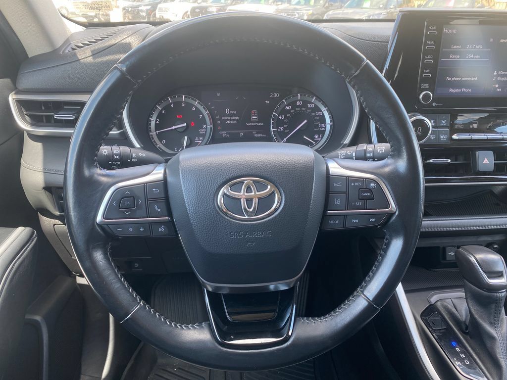 Used 2021 Toyota Highlander XLE AWD/4WD image 25