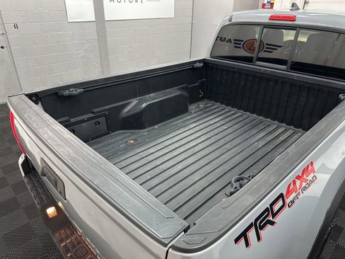 Used 2018 Toyota Tacoma SR5 AWD/4WD image 11