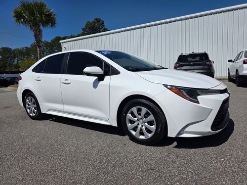 Used 2023 Toyota Corolla LE FWD image 2