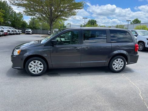 Used 2018 Dodge Grand Caravan SE w/ UConnect Hands-Free Group FWD image 4