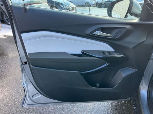 Used 2025 Chevrolet Trax LT image 37