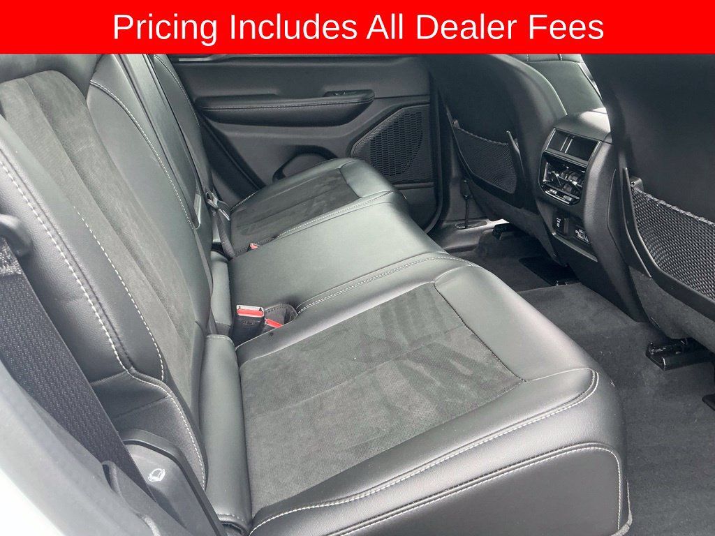 Used 2025 Jeep Grand Cherokee Altitude RWD image 21