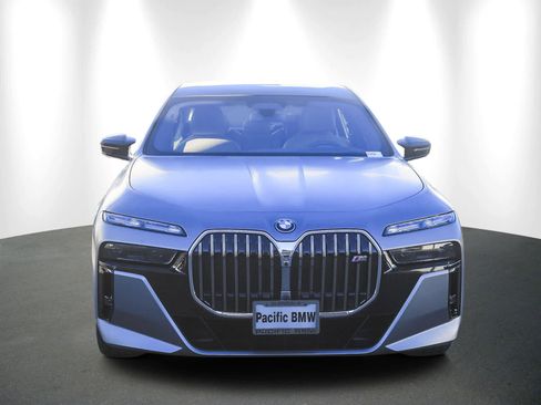 Used 2025 BMW i7 M70 w/ Executive Package image 2