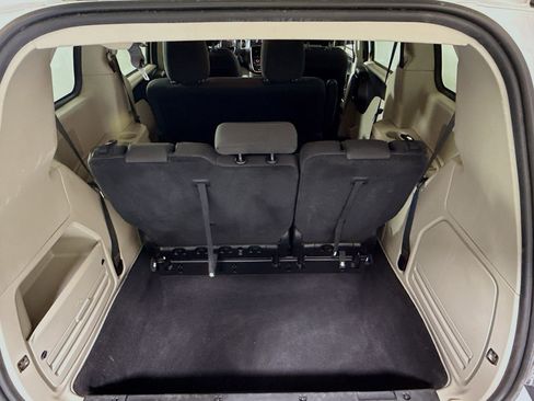 Used 2019 Dodge Grand Caravan SE w/ UConnect Hands-Free Group image 35