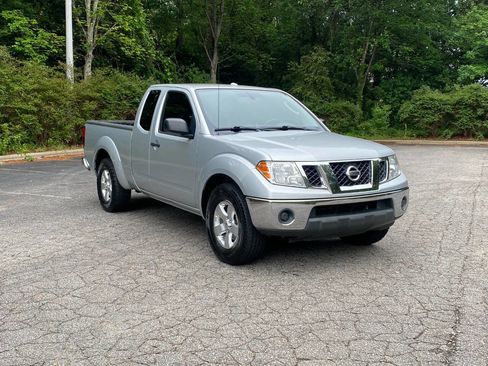 Used 2011 Nissan Frontier SV w/ SV Premium Utility Pkg RWD image 3