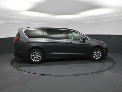 Used 2023 Chrysler Pacifica Touring-L FWD image 9